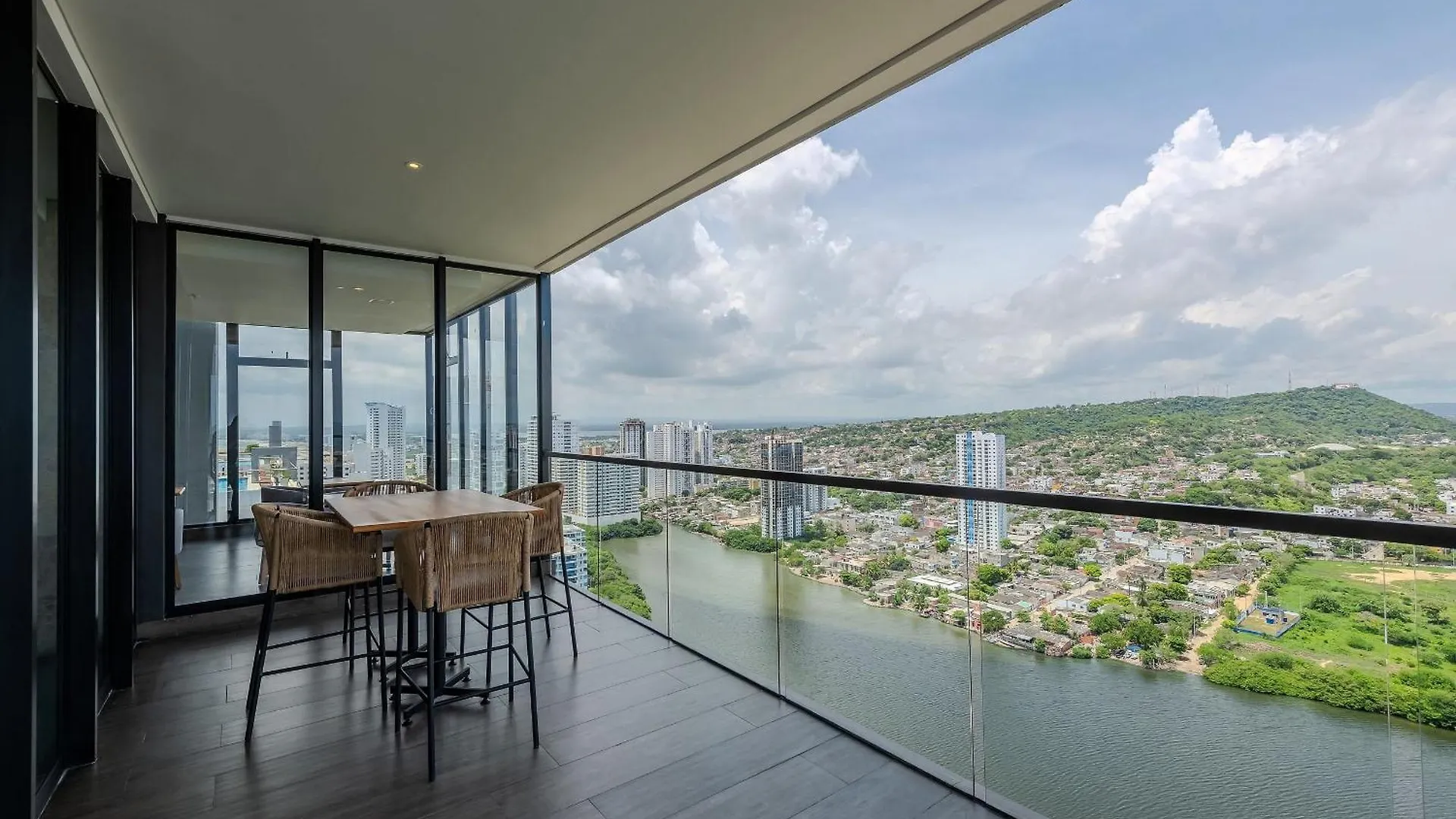 New Apt Beautiful Sea View And Walled City 2Br Cartagena Apartment